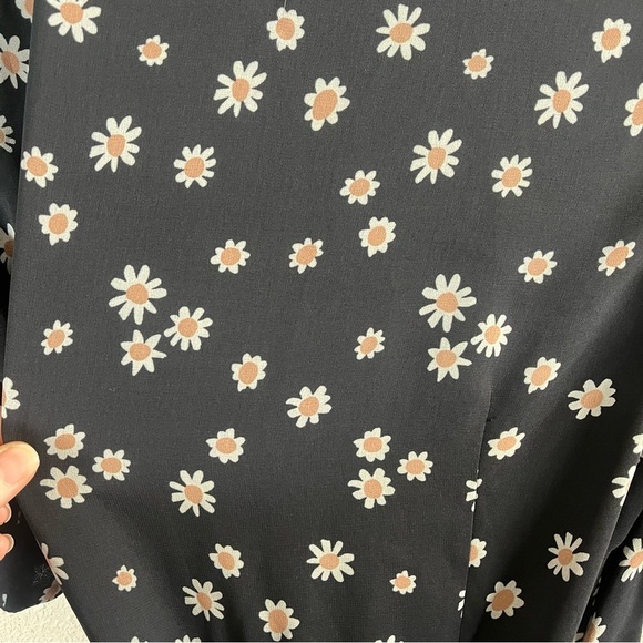 FAME AND PARTNERS Daisy Floral Wrap Short Sleeve Midi Dress - Picture 7 of 11